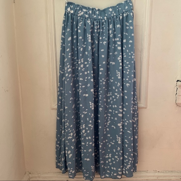 Dresses & Skirts - NWOT Print Elastic Waist Midi Skirt